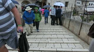 メインの石橋は大混雑