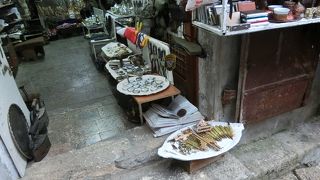 短い坂道の両側にある土産屋