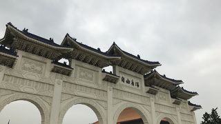 白く綺麗で迫力のある正門