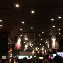 天井から大きなパネル