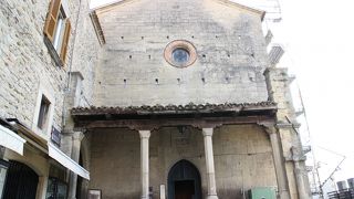 町の雰囲気にあった教会