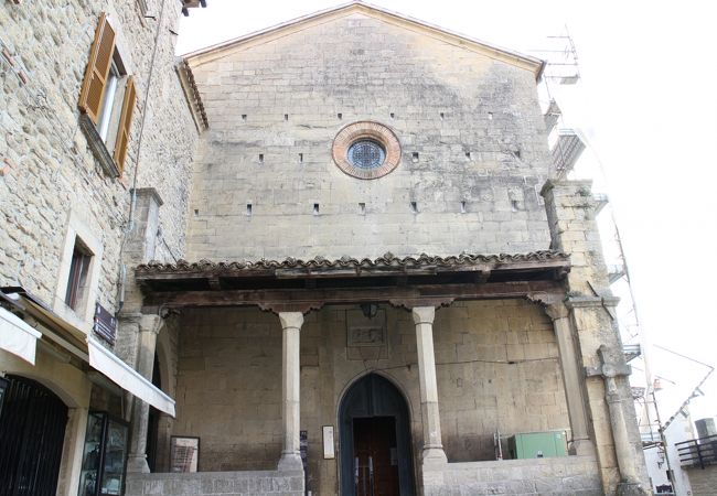 町の雰囲気にあった教会