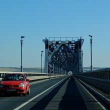 ドナウ川に架かるルーマニアとブルガリアの国境の橋。
