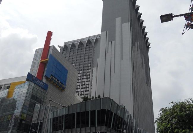 オーチャード・ロード沿いにあるシネコン併設の商業施設