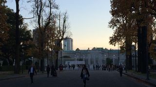 迎賓館の正門前にある公園