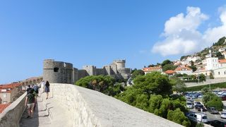 城壁を半周しましたが暑かった