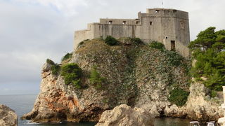 城壁の外側にある大きい砦で人気です