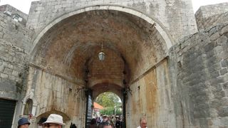 ヒレ門から城壁内に入場しました