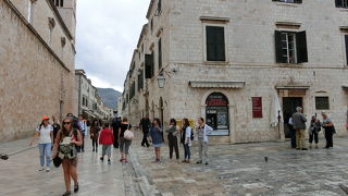 ヒレ門から入りププラッツァ通りを突き当たり迄行った