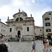 プラッツァ通りの突き当たりにある人気の広場