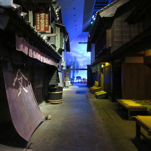 左に大店の肥料問屋「多田屋」、右手には八百屋や米屋など