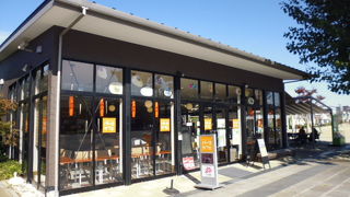 公園内のカフェ