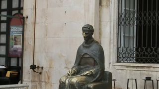 市庁舎の前にある像マリンドルリッジには生家もあるようでした