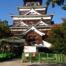 階段を登った場所から見た天守です