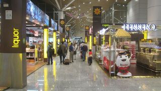 免税店や土産店が豊富