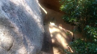 くくり岩の手前横にある巨岩