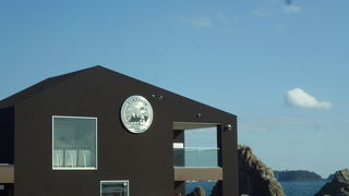 目の前に橋杭岩が見えます