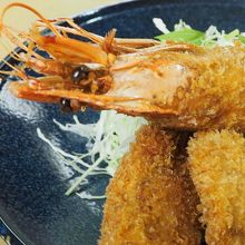 ミックスのフライで海老も大きいよ。とんかつも頂きます