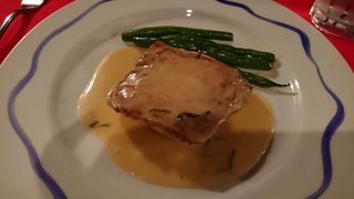 狭い店内で食べるおいしい料理