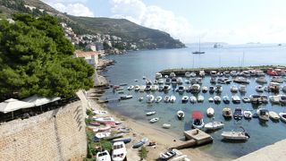 今は観光用のボートクルーズ船やロクルム島への船が出ています