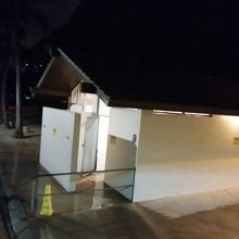 ビーチにあるトイレ