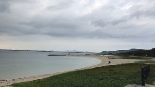 海中道路を見ることができます