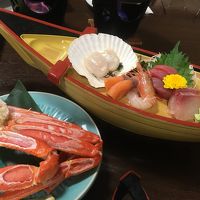 肉厚のお刺身とカニ