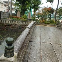 橋の向こうには岡山師範学校跡、岡大附属小跡の石碑あり。