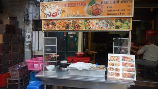 卵入りのパッタイを食べる