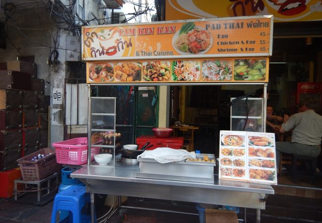 卵入りのパッタイを食べる