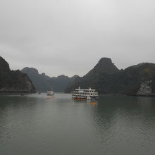 静かなハロン湾の美しい光景