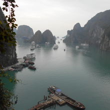 洞窟見物に集まるクルーズ船