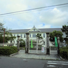 白亜でレトロな外観