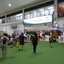 美しい花々で装われたバゲージクレームには…