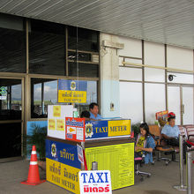 市街へはメータータクシーで向いました