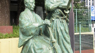 坂本龍馬と並んでいます