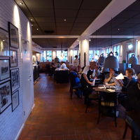 夕食時のレストラン