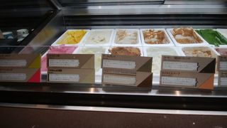 大江戸線から小田急線、JRに乗り換える途中にあります