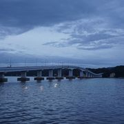 正面にはゆったりと波を打った能登島大橋の美しい全景