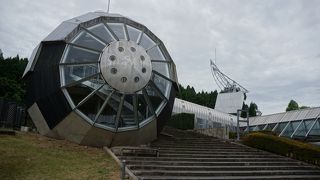 丘の上に建つ前衛的な建物がインパクトあり