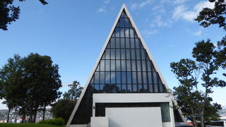 海沿い高台に建つ近代的な北極教会