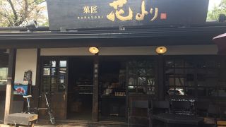 由布院駅から金鱗湖に行くまでにあります。