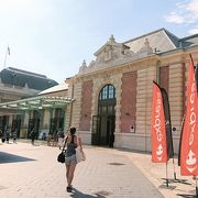 立派な建物のヴィル駅