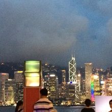 対岸の九龍半島側からもはっきり観えます