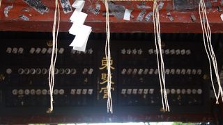 大石鳥居をくぐると次に現れる山門