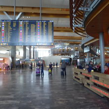 オスロ空港内の航空便乗り換え移動通路の様子