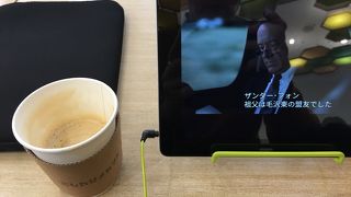 オープンエアのカフェ