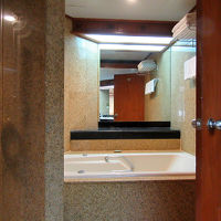 バスタブはジャグジー付です