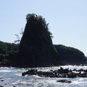 巌門の洞窟を海側に出た正面にそびえる岩