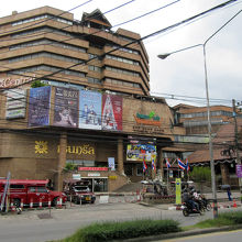 館内には、高級デパートのセントラルも入居しています